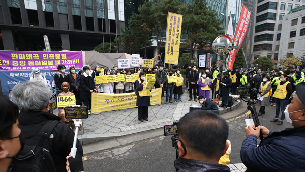 日 대사관 앞 소녀상 인근서 반일행동-자유연대 마찰