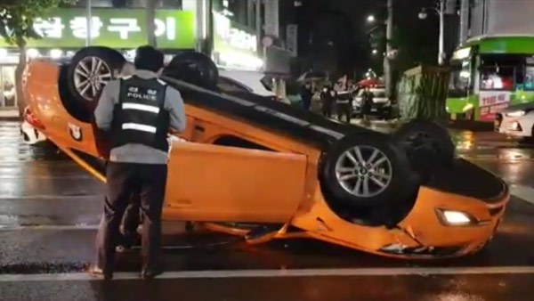서울 강서구 화곡동에서 택시 전복…3명 부상