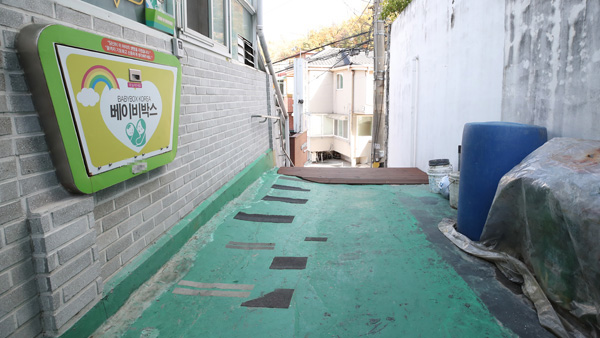 '카지노사이트 바카라사이트' 앞 아기 두고가 사망…20대 친모 기소의견 송치