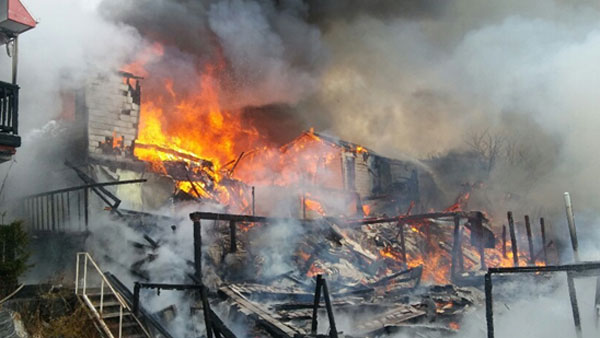 강화 동막해수욕장 인근 숙박 시설 화재…10여명 대피 