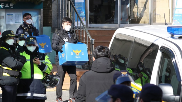 경찰, '화염병 투척' 사랑제일교회 압수수색 마쳐 