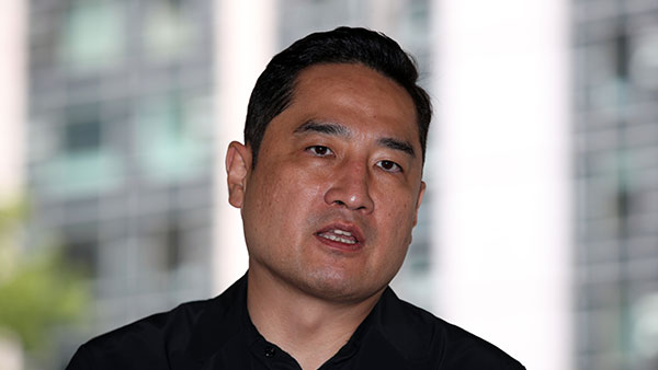 경찰, '문 대통령 명예훼손' 혐의로 강용석 체포