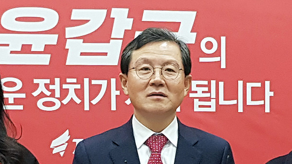 '라임 로비 의혹' 윤갑근, 영장심사 출석 "정상적 자문료일 뿐"