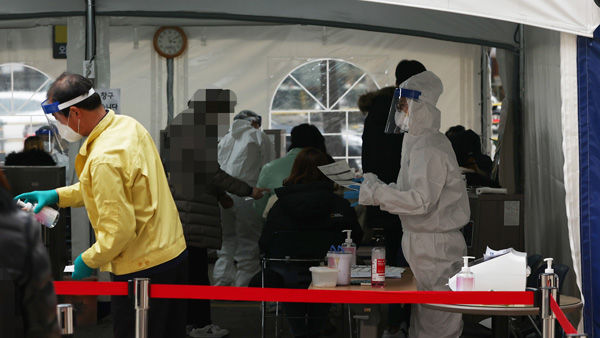 서울 하루 코로나19 신규 확진 첫 3백명대