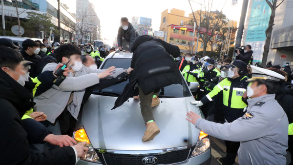 "조두순 만나겠다" 집앞서 소란 피운 4명 입건…유튜버 5명 조사 중