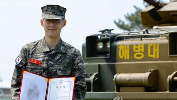 손흥민 3주 군사훈련 마치고 퇴소…훈련 성적도 1등 