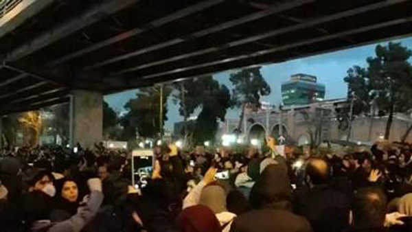 이란 테헤란서 이틀째 반정부 시위…여객기 격추에 분노
