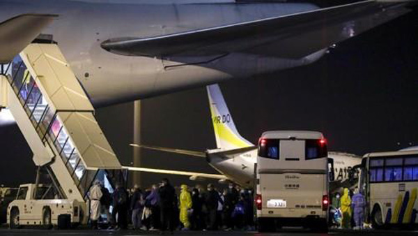 日 크루즈선 미국인 승객 300명 하선…귀국 전세기 탑승