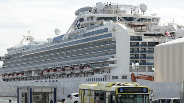 일본 크루즈선 확진환자 2명 사망…내일까지 승객 하선 