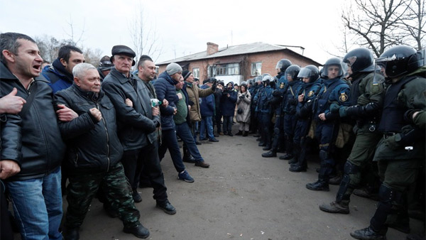 "체르노빌 보내라" 우한탈출 자국민들에 돌던진 우크라 주민들