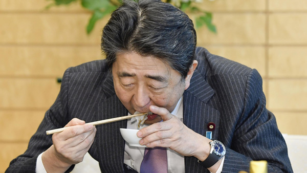 일본 코로나19 감염 700명 넘었는데…아베 "WHO도 평가" 자찬