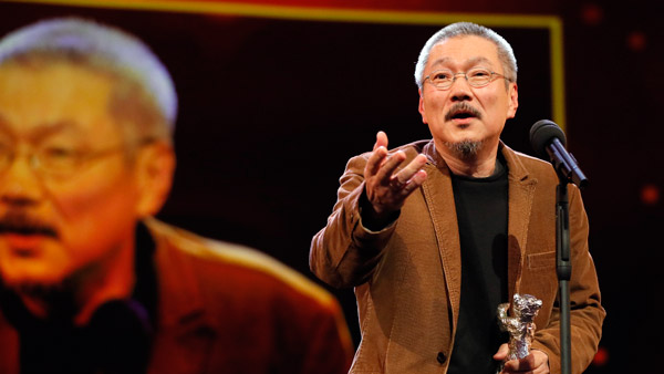 홍상수 감독 '도망친 여자', 베를린영화제 감독상 수상