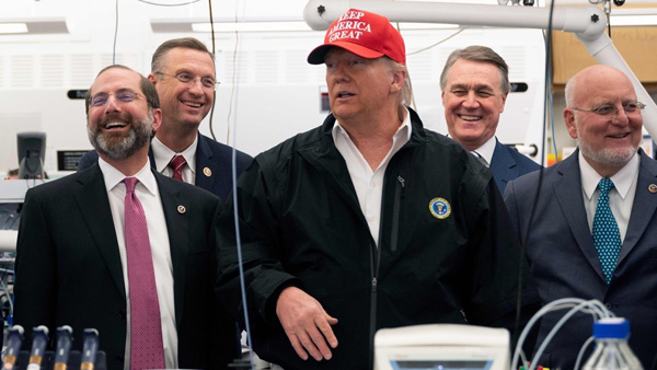 코로나19 감염자 접촉 미 의원들, 트럼프 일정 잇따라 동행