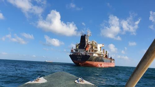 인도네시아 해군에 나포된 한국 선박 두 척, 억류 장기화