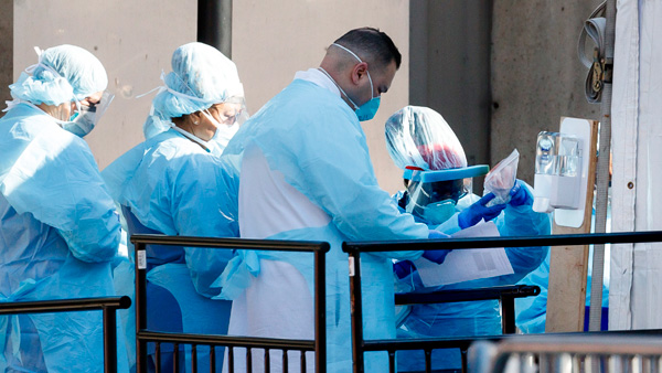 코로나19 감염 공포로 떠는 뉴욕 의료진들…30대 간호사 사망