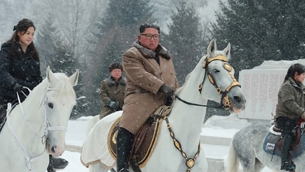 "김정은이 백두산 갈 때 탄 백마는 푸틴이 김정일에 보낸 선물"