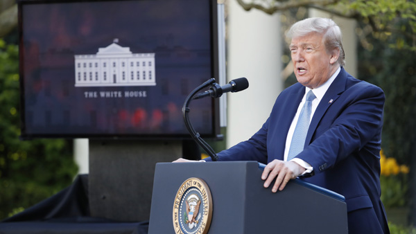 트럼프 "코로나19 감염 정점 지나…재개위한 새 지침 내일 발표"