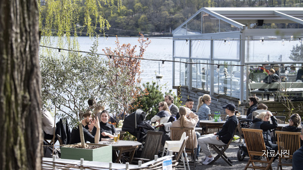 스웨덴, '사회적 거리두기' 위반 식당·술집 영업중지 명령