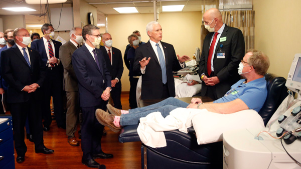 미 코로나19 TF 책임자 펜스, 마스크없이 병원 활보