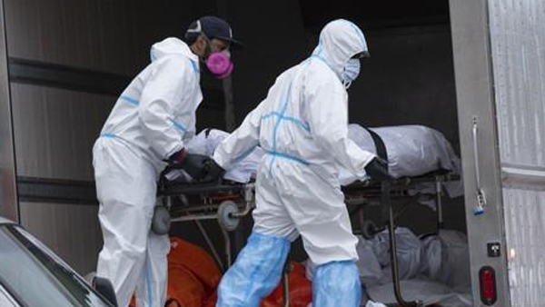 코로나19 강타한 뉴욕서 부패 시신 수십구 실은 트럭 발견