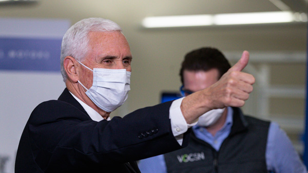 펜스 부통령, 처음으로 마스크 쓰고 공개석상 등장