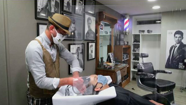 [World Now] 새벽 0시에 머리 자르러 온 손님 "오늘만 기다렸다"