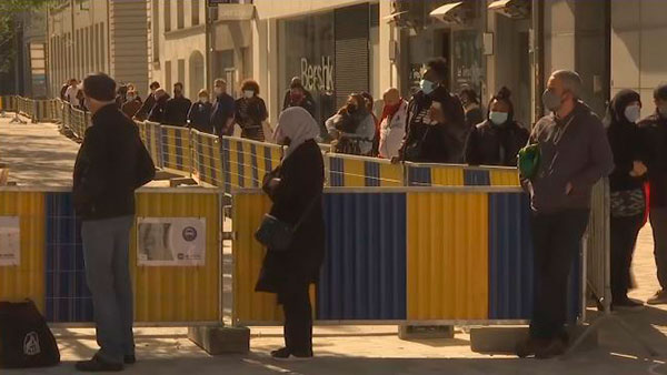[World Now] 새벽 0시에 머리 자르러 온 손님 "오늘만 기다렸다"