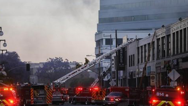 미 LA시내 대마농축 공장서 대형폭발 화재…소방관 11명 부상 