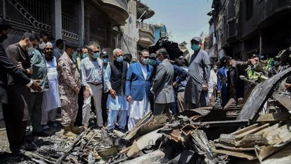 파키스탄 추락기 블랙박스 회수…사망자 97명 장례 시작