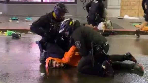 미 경찰, 이번에는 시위대 목누르기…과잉진압 논란 확산