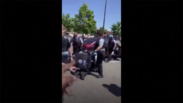 [영상] 시카고 경찰도 흑인 여성 목누르기 제압 논란