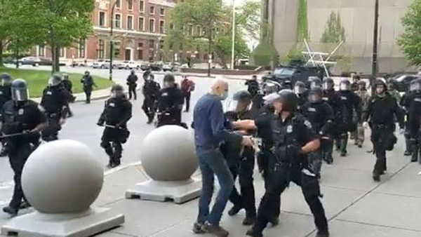 트럼프, 시위중 경찰이 밀쳐 다친 70대 노인에 "설정 아니야?"