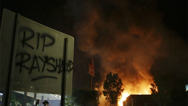 흑인 총격 사망에 분노한 시위대 웬디스 매장에 불…경찰서장 사임
