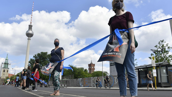 독일 베를린서 '인종차별 반대' 인간사슬 시위