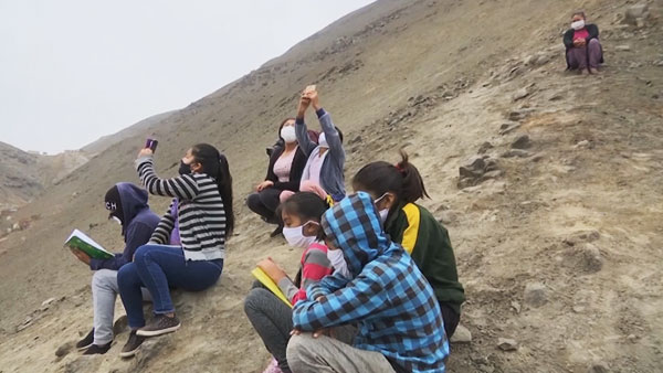 [World Now] 산에서 WiFi 찾는 아이들, 자전거에 칠판 싣고 달리는 교사