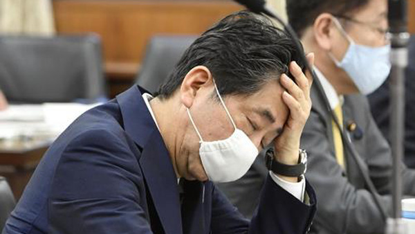 추락하는 아베…일본 유권자 69％ "임기 연장 반대"