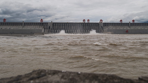 중국 강타한 폭우에 세계 최대 싼샤댐 수문 열었다