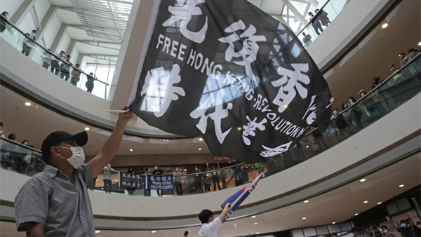 홍콩보안법 첫 기소…"식당에 붙인 메모지도 법 위반"