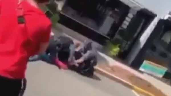 미국 경찰 '강경 진압' 또 논란…15세 라틴계 소년 넘어뜨려