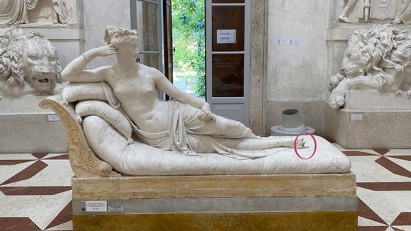 伊박물관서 유럽관광객이 '셀카' 찍다 200년된 유명 조각상 파손