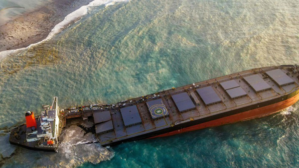 모리셔스 기름유출 일본선박 '두동강'…"완전한 비상사태"