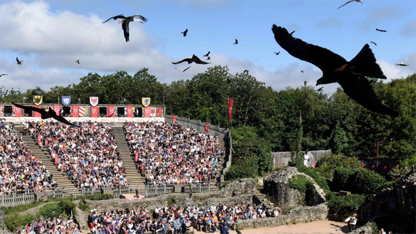 프랑스, 코로나 확산하는데 9천명 입장 대형쇼 특별승인 논란