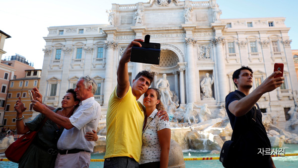 이탈리아 로마 트레비분수에 이름 새긴 관광객 커플 '과태료 126만원'