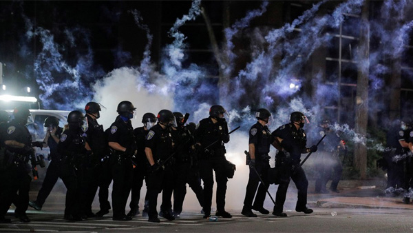 뉴욕 '흑인 복면 질식사' 항의 시위 격화…최루탄 충돌