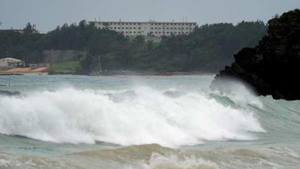 태풍 하이선 일본 남서부 접근…오키나와 지역 정전 사태