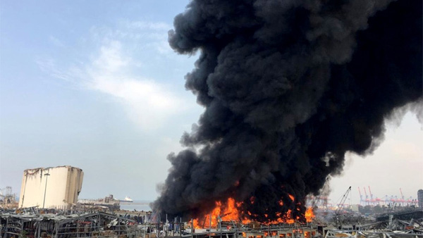 폭발 참사 한달 만에…베이루트 항구 큰 불