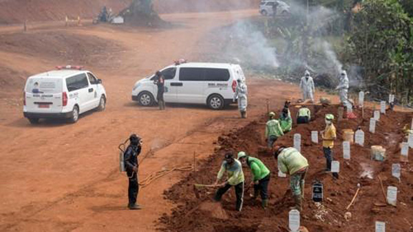 인도네시아, 마스크 미착용자들 '코로나 사망자' 무덤 파기 동원