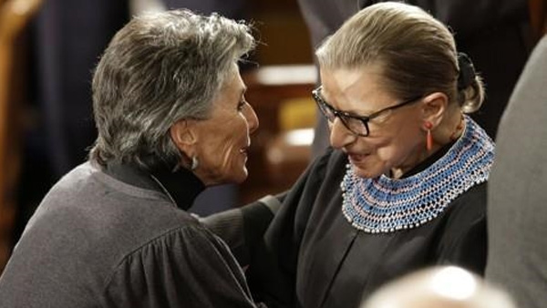 '긴즈버그 추모'…월가 '두려움 없는 소녀상'에 옷깃 장식