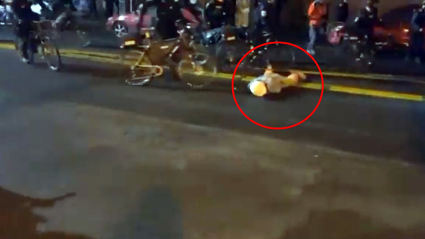 美 경찰, 엎드려 있던 시위대 머리 위로 자전거 끌고 지나가 