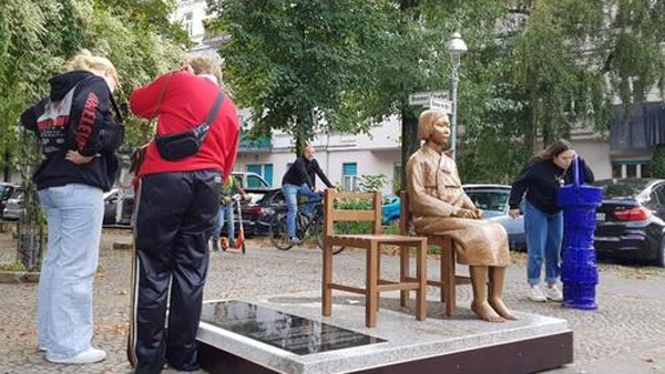 日관방장관, 베를린 소녀상 설치에 "지극히 유감" 입장 표명